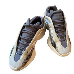 Adidas| Yeezy 700 V3 Fade Salt- Kids Size 4